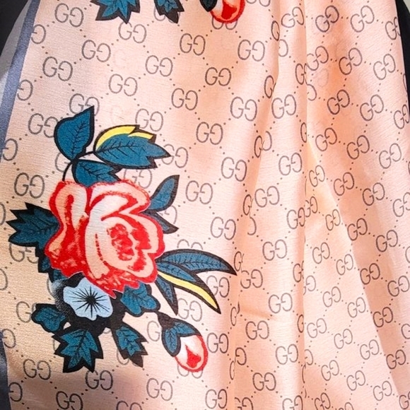 !!SOLD on VC!!!   GUCCI Gorgeous Huge Apricot Floral Silk Scarf - Picture 5 of 10